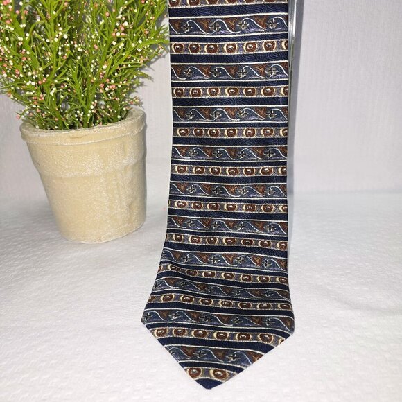 GEOFFREY BEENE MENS 100% SILK TIE ABSTRACT LINE DESIGN EUC - Picture 1 of 4
